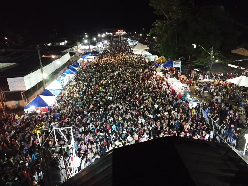 Multidão curte a última noite de folia do CARNA JARI 2020.